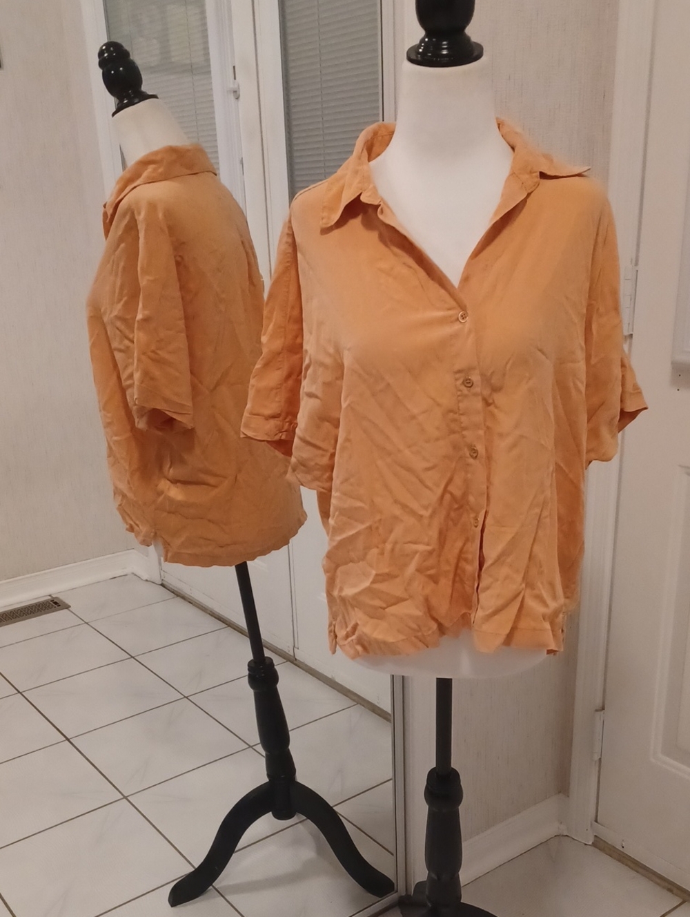4/$30 Mavi Short-Sleeve Button-Down Top in Peach - Size Medium